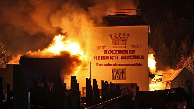 Das Firmenschild ist alles, was vom Sägewerk übrigblieb, ... Fotos: News5/Fricke