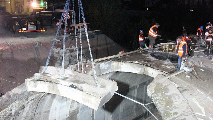 Das erste herausgesägte Segment schwebt am Kran davon.  Foto: Friedwald Schedel