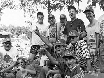 Frankfurter Waldstadion, Mai 1992: Die Herzogenauracher Galaxy-Fans bereiten sich auf das Heimspiel gegen die San Antonio Riders aus Texas vor. Unter ihnen auch die Gr&uuml;ndungsmitglieder vom 29. August 1991: Frank Brandmeier (stehend, Zweiter von rechts), Gilbert Medina (stehend, Zweiter von links), Heinrich Zollh&ouml;fer (rechts daneben), Bernhard Weidner (liegend) und J&uuml;rgen Schaufler (vorne. Bildmitte). Horst Voss (links) kam wenig sp&auml;ter dazu.  Foto: Bernhard Panzer