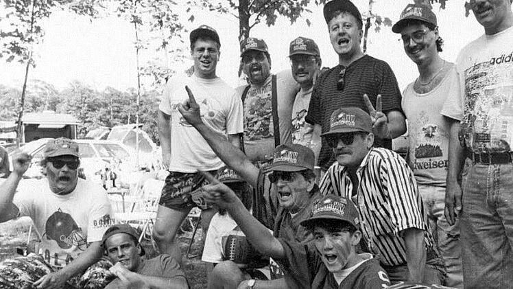 Frankfurter Waldstadion, Mai 1992: Die Herzogenauracher Galaxy-Fans bereiten sich auf das Heimspiel gegen die San Antonio Riders aus Texas vor. Unter ihnen auch die Gr&uuml;ndungsmitglieder vom 29. August 1991: Frank Brandmeier (stehend, Zweiter von rechts), Gilbert Medina (stehend, Zweiter von links), Heinrich Zollh&ouml;fer (rechts daneben), Bernhard Weidner (liegend) und J&uuml;rgen Schaufler (vorne. Bildmitte). Horst Voss (links) kam wenig sp&auml;ter dazu.  Foto: Bernhard Panzer