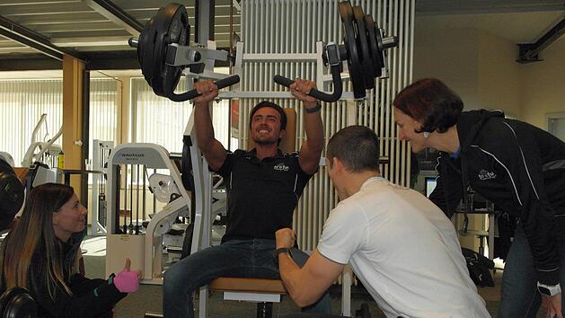 Luciano Christobal vom Kulmbacher Studio "Fit'n Fun" trainiert für die Spendenaktion. Seine Mitstreiter Nicole Schneider, Richard Schulz und Ulrike Schwalbe (von links) feuern ihn an. Die 24-Stunden-Challenge beginnt am Freitag um 10 Uhr.Peter Müller