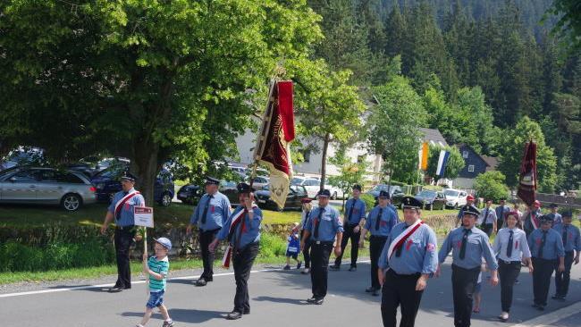 Der gro&szlig;e Festumzug bildete den H&ouml;hepunkt des 125-j&auml;hrigen Jubil&auml;ums der FFW Gifting. Foto: Heike Sch&uuml;lein