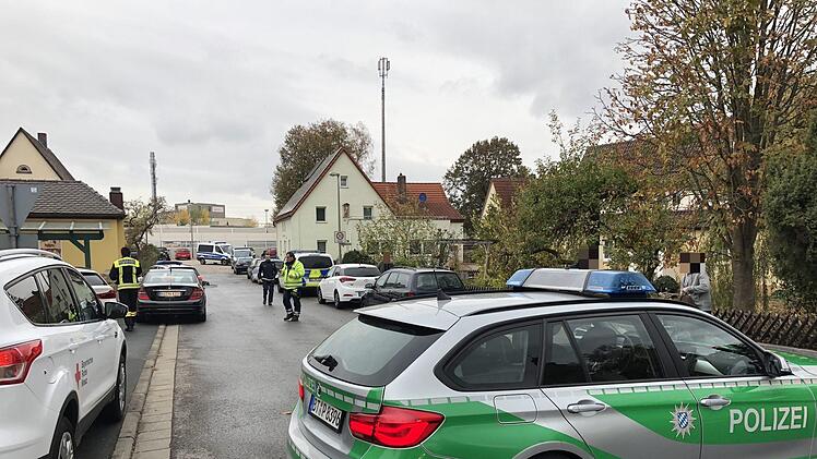 Weil ein herrenloser Gegenstand von Spezialkräften aus München untersucht werden musste, war der Bahnhof in Zapfendorf (Landkreis Bamberg) am Dienstagnachmittag abgesperrt worden. Foto: News5/Merzbach
