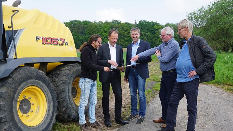 Ausbauen, asphaltieren, schottern - nach der Planung des Kernwegeentzes, sollen jetzt die Bauarbeiten losgehen. Die Herren stimmen sich ab: Bauleiter Frank Stenke (Firma Giebel-Bau, Eiterfeld), Joachim Mair (Amt für ländliche Entwicklung), Bürgermeister Jochen Vogel, Allianzmanger Uwe Schmidt und Robert Knidlberger (Landschaftsarchitekt, Wartmannsroth) Fotos: Marion Eckert