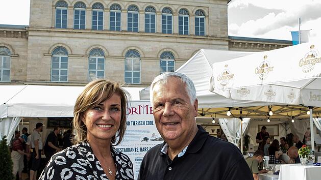 Stipp-Visite auf dem Coburger Schlossplatzfest: Dagmar und Hans Rudolf Wöhrl.Foto: Jochen Berger