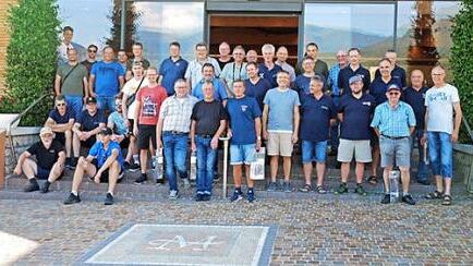 Das Gruppenbild wurde am ersten Tag nach der Besichtigung der Grappa-Ria-Fabrik aufgenommen.  Foto: privat