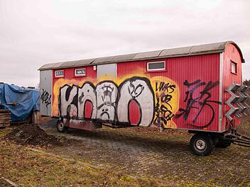 Das passt so  gar nicht zur Feuerwehr, meinen die Mitglieder der  FFW Kemmern, deren Klowagen ein Ziel der Sprayerattacke rund um die gemeindliche Kläranlage geworden war. Foto: FFW Kemmern