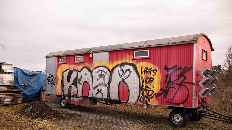 Das passt so  gar nicht zur Feuerwehr, meinen die Mitglieder der  FFW Kemmern, deren Klowagen ein Ziel der Sprayerattacke rund um die gemeindliche Kläranlage geworden war. Foto: FFW Kemmern