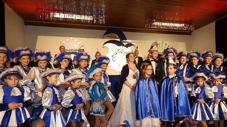 Prachtvoll präsentierten sich die Mitwirkenden des Bunten Abends des Gesangvereins Concordia Maroldsweisach zu Beginn der Show auf der Bühne.