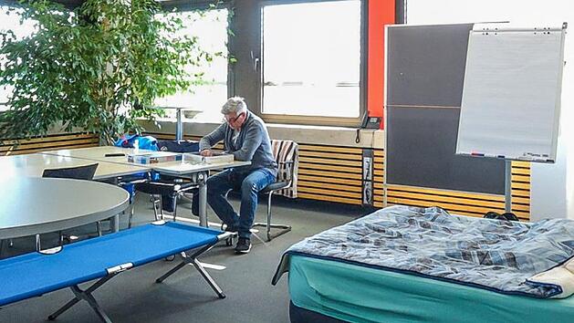 Zwischen Bett und Arbeit: Norbert Eichfelder ist einer der vier freiwillig in Quarant&auml;ne t&auml;tigen Stadtwerke-Mitarbeiter.  Fotos: News5/Merzbach