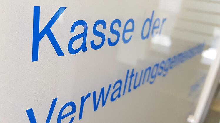 In den kommunalen Kassen werden wegen der Corona-Krise zunehmend Minus-Zahlungen verbucht. Die Städte und Gemeinden im Landkreis Haßberge stehen vor einschneidenden Problemen. Unser Bild entstand im Verwaltungsgebäude in Ebern. Foto: Eckehard Kiesewetter