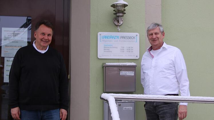 Am 1. Januar hat Dr. Volker Seitter (links) neben den Gemeinschaftspraxen mit Anja Tischer in Thurnau und Untersteinach auch die Allgemeinpraxis in Presseck übernommen. Dr. Reinhard Baar (rechts) bleibt als angestellter Arzt zwar weiter in "seiner" Praxis, wird sich im Lauf der Zeit aber immer mehr in den Ruhestand verabschieden. Foto: Klaus Klaschka