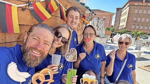 Vor Festbeginn hat das Team des Komitees am Stand in Massa die „Selfie“-Ecke ausprobiert.