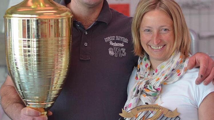 Bratwurst-König Jürgen mit Anita Brunner. Foto: Nikolas Pelke