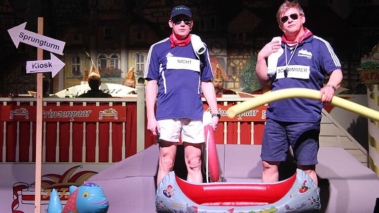 Wenn die beiden Stadträte Wolfram Brehm und Frank Wilzok auf die Bühne kommen, kocht der Saal. Foto: Sonja Adam