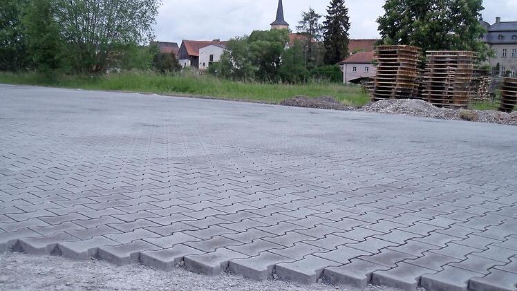 Bis auf wenige Restarbeiten ist die Befestigung des Burgwindheimer Festplatzes abgeschlossen. Foto: Anette Schreiber
