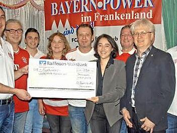 Vorsitzender Jürgen Feil (links) übergab den Scheck über 500 Euro im Beisein weiterer Vorstandsmitglieder des FC-Bayern-Fanclubs Steinwiesen an die Vertreter der Lebenshilfe. Foto: Susanne Deuerling