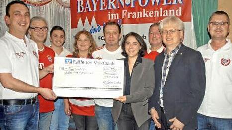Vorsitzender Jürgen Feil (links) übergab den Scheck über 500 Euro im Beisein weiterer Vorstandsmitglieder des FC-Bayern-Fanclubs Steinwiesen an die Vertreter der Lebenshilfe. Foto: Susanne Deuerling