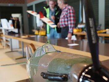 Modellbaufans begutachten die Ausstellungsstücke. Foto: Arkadius Guzy