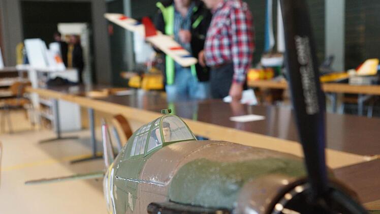 Modellbaufans begutachten die Ausstellungsstücke. Foto: Arkadius Guzy