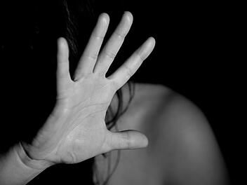 Ein Forchheimer soll mehrmals handgreiflich gegen seine Frau geworden sein: Nur einmal war eine Zeugin dabei.  Symbolfoto: ninocare/pixabay
