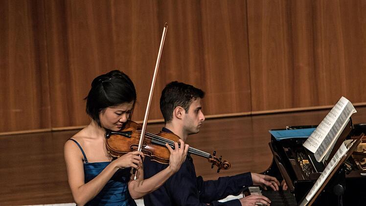 Die Geigerin Mayumi Kanagawa  und der Pianist  Ido Ramot beeindruckten bei ihrem Duoabend im Coburger Kongresshaus.Foto: Jochen Berger