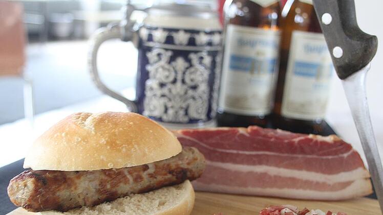Die Bauernbratwurst hat alles, was  ein echtes Bauernfrühstück enthält: Speck, Ei,  Kartoffeln. Sie wird  mit Majoran gewürzt.