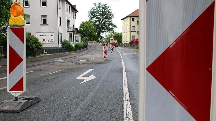 Derzeit werden Im Staatsbad neue Bordsteine erstellt,  um die Wasserführung an einigen Punkten der Straße zu verbessern. Foto: Julia Raab