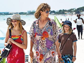 In der humorvollen Tragikom&ouml;die &bdquo;Eine total normale Familie&ldquo; aus D&auml;nemark f&uuml;hrte Malou Reymann Regie und schrieb auch das Drehbuch.