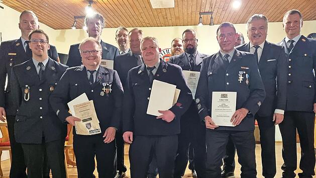 Im Bild (vorne, von links) Markus Stumpf, Günter Körber, Matthias Schedewie und Daniel Nöske, (hinten, von links) Yves Wächter, Rainer Angermann, Matthias Angermann, Volker Schmiechen, Christian Hübner, Florian Gareis (25 Jahre), Alexander Reinsch...