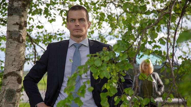 Kriminalkommissar Lauri R&auml;ih&auml; (Johannes Holopainen) hat die Region im Norden einst verlassen, weil seine Homosexualit&auml;t dort nicht geduldet wurde.