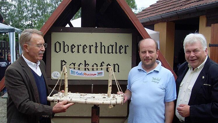 Floßübergabe (von links): Ortssprecher Albert Trost, Vorsitzender Michael Weigand sowie Projektkoordinator Helmut Lapp  Foto: privat