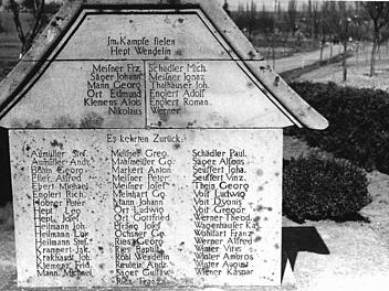 So hat die Rückseite des Sockels des ursprünglichen Kriegerdenkmals für die Gefallenen und Kriegsteilnehmer des Ersten Weltkrieges in Steinsfeld ausgesehen. Das Kreuz und der Sockel wurden 1976 durch Blitzschlag zerstört und die Gemeinde Steinsfeld ließ dann aus Kostengründen nur das Kreuz wieder aufstellen. Foto: Gerhard Thein