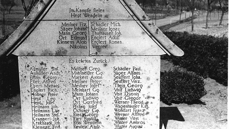 So hat die Rückseite des Sockels des ursprünglichen Kriegerdenkmals für die Gefallenen und Kriegsteilnehmer des Ersten Weltkrieges in Steinsfeld ausgesehen. Das Kreuz und der Sockel wurden 1976 durch Blitzschlag zerstört und die Gemeinde Steinsfeld ließ dann aus Kostengründen nur das Kreuz wieder aufstellen. Foto: Gerhard Thein