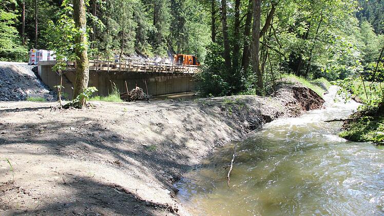Damit man an der Stützmauer 1 ungehindert arbeiten konnte, wurde der Kremnitzfluss umgeleitet. Bei den jüngsten starken Regenfällen trat der Fluss über den Behelfsdamm.  Foto: Friedwald Schedel