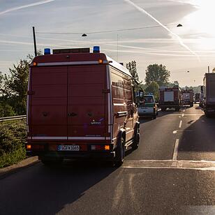 Schwerer Unfall in Fürth: Kleintransporter kracht in Kehrfahrzeug