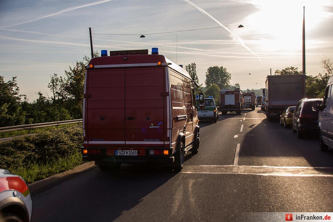 Schwerer Unfall in Fürth: Kleintransporter kracht in Kehrfahrzeug