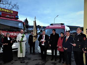 Pfarrerin Almut Weisensee und Diakon Matthias Bischof segnen die neuen Fahrzeuge der Feuerwehr Lanzendorf. Werner Reißaus