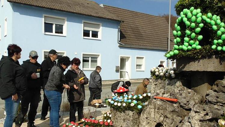 Für die Gestaltung des Osterbrunnens in Kleingesee durch viele Helfer  reichten 100 Stunden nicht.Petra Malbrich