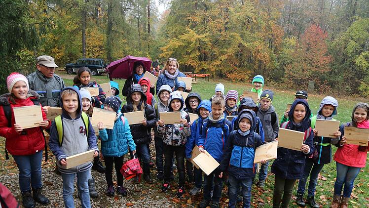Die Wiesenthauer Kinder mit ihren Erinnerungsstücken