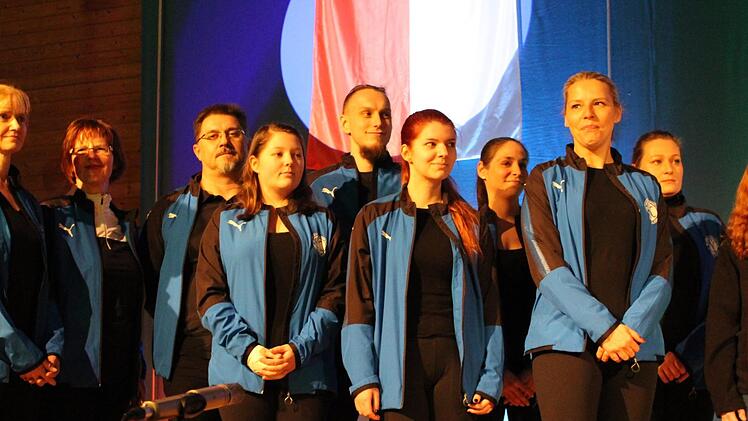 Die Synchronläuferinnen des ESC Höchstadt mit Vorsitzender Nadja Müller. Besondere Ehrung gab es für Madlen Lunz aus Zentbechhofen (rechts), die sich im Eiskunstlauf auf Wettbewerben in Nürnberg und Bayreuth auf dem Treppchen platzieren konnte.     Foto: Evi Seeger