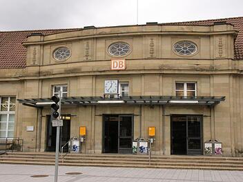 Seit Dezember 2017 hält regelmäßig der ICE am Coburger Bahnhof - doch am Gebäude hat sich schon länger nichts mehr getan.Foto: Oliver Schmidt