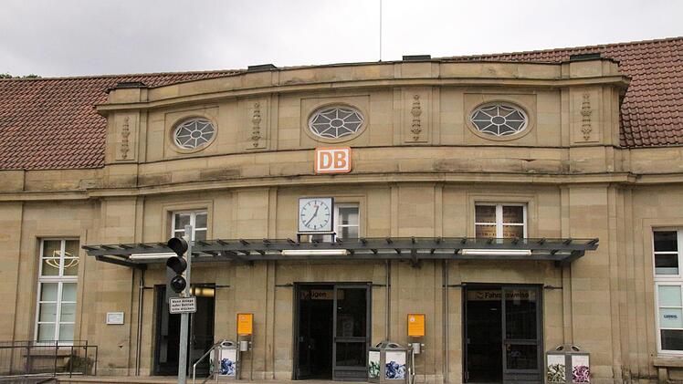 Seit Dezember 2017 hält regelmäßig der ICE am Coburger Bahnhof - doch am Gebäude hat sich schon länger nichts mehr getan.Foto: Oliver Schmidt