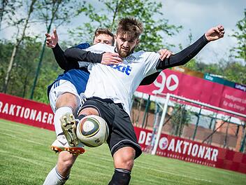 Packender Zweikampf: Der Kulmbacher Jan Buchta (hinten) versucht an den Ball zu kommen, doch der Kasendorfer Matthias Pistor stellt seinen K&ouml;rper dazwischen.  Fotos: Alexander Muck