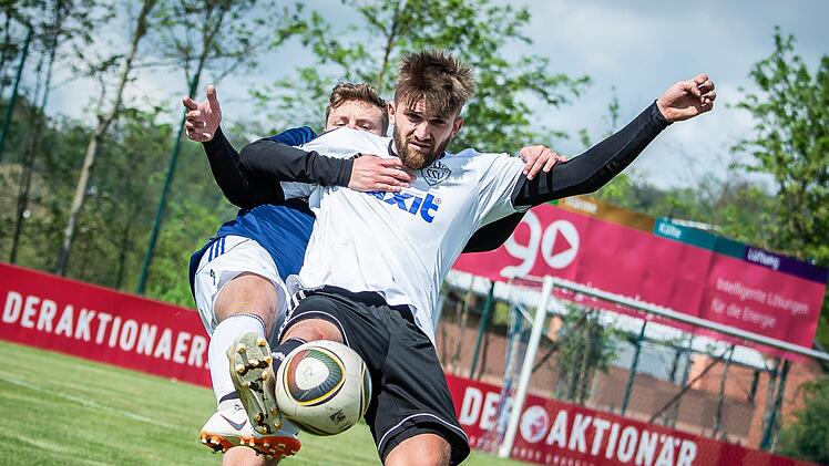 Packender Zweikampf: Der Kulmbacher Jan Buchta (hinten) versucht an den Ball zu kommen, doch der Kasendorfer Matthias Pistor stellt seinen K&ouml;rper dazwischen.  Fotos: Alexander Muck
