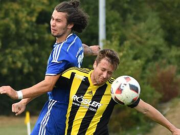 Der Lichtenfelser Florian Kraus (rechts)   und der  Schwabthaler Noah Senger  im Duell. Gunther Czepera