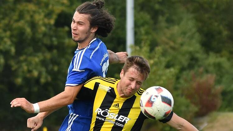 Der Lichtenfelser Florian Kraus (rechts)   und der  Schwabthaler Noah Senger  im Duell. Gunther Czepera