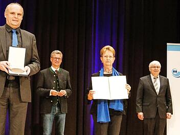Übergabe der "Zelter-Plakette" an den Gesangverein Herrnsdorf (von links): Thomas Goppel (Präsident des Bayerischen Musikrats), Thomas Pröls (Erster Vorsitzender Sängerlust Herrnsdorf), Bernd Siebler (Staatsminister für Wissenschaft und Kunst), Brunhilde Aue (Schriftführerin Sängerlust Herrnsdorf), Friedhelm Brusniak (Präsident des Fränkischen Sängerbundes) und Friedrich Pröls (Zweiter Vorsitzender Sängerlust Herrnsdorf) Foto: Steffen Riese