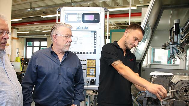 Geschäftsleiter Jörg Spahlinger (links) begutachtet zusammen mit Fabian Beck, Meister der Schleiferei, eine Maschine im Hammelburger Saurer-Werk.