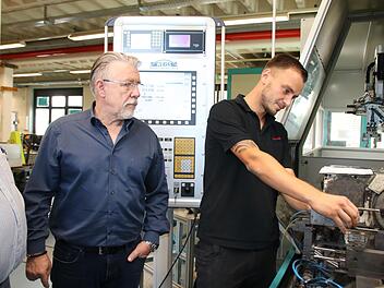 Geschäftsleiter Jörg Spahlinger (links) begutachtet zusammen mit Fabian Beck, Meister der Schleiferei, eine Maschine im Hammelburger Saurer-Werk.
